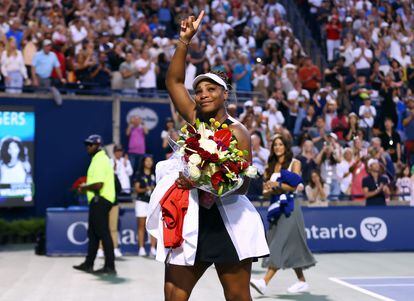 Serena Williams saluda al público tras caer eliminada en el último Masters de Canadá que se disputa en Toronto y Montreal.