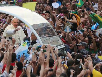 El papa Francisco saluda a la multitud reunida frente a la catedral metropolitana de R&iacute;o de Janeiro.