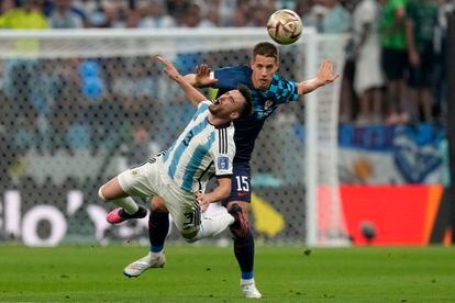 Mario Pasalic, derecha, disputa un balón con el argentino Nicolas Tagliafico.