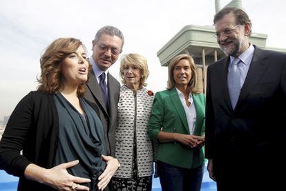 Soraya Sáenz de Santamaría, antes de dar a luz, junto a Alberto Ruiz Gallardón, Esperanza Aguirre, Ana Mato y Mariano Rajoy.