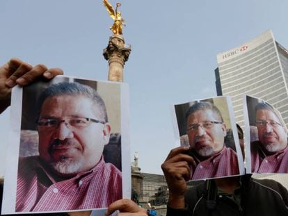 Manifestación en México D.F., con la foto de Javier Valdez, contra el asesinato de periodistas.
