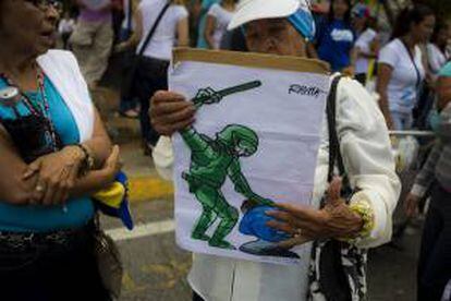 Un grupo de opositores al presidente venezolano Nicolás Maduro participan en una manifestación, en Caracas (Venezuela).