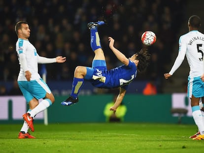 Okazaki marca de chilena para el Leicester.