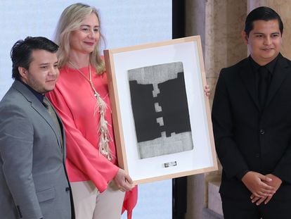 Wilfredo Miranda (derecha) y Carlos Herrera recoge el Premio Ortega y Gasset a la mejor cobertura multimedia.