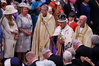 Carlos III abandona la abadía de Westminster luciendo la corona imperial del Estado. La corona de San Eduardo, más pesada, se usa solamente en el momento de la coronación. 