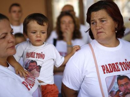 Carmen, la madre del padre To&ntilde;o (derecha), junto a su hermana Marisa y uno de los sobrinos del sacerdote, en Daimiel. 