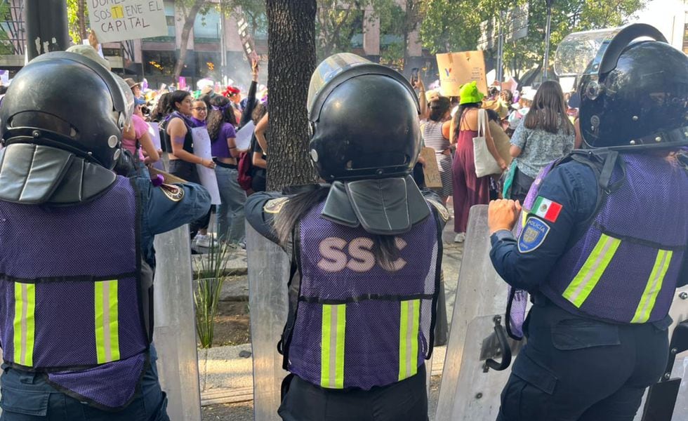 Tres componentes de las Ateneas, el cuerpo policial de Ciudad de México compuesto por mujeres, en la marcha del Día de la Mujer, este miércoles.