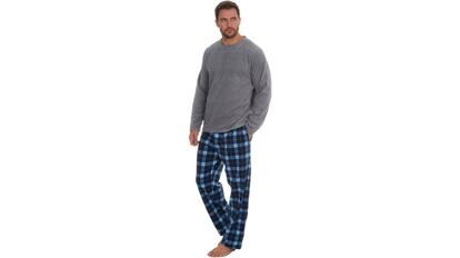 Un modelo de pijama masculino que incorpora un tejido como el poliéster cepillado.