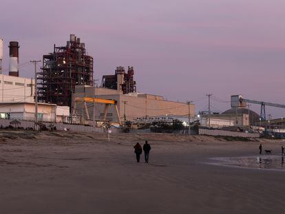 Viaje al ‘Chernóbil chileno’:  cuando ir a la playa se convierte en una actividad de riesgo