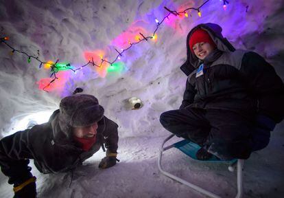 Una familia de Mineápolis disfruta de un iglú que se han construido cerca de su casa.