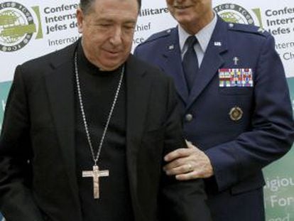 Juan del Río Martín junto al jefe del servicio religioso del Mando estadounidense de la OTAN en Europa, en una imagen de archivo