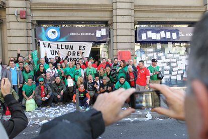 Els manifestants es fan una foto en una de les oficines d'Endesa on han fet la protesta a Barcelona.