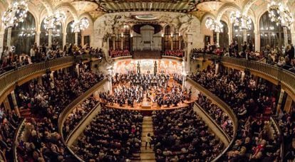 El director venezolano Dudamel y los músicos de la Orquesta Sinfónica de Venezuela "Simón Bolívar" en el Palau de la Música Catalana.