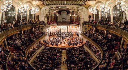 El director venezolano Dudamel y los m&uacute;sicos de la Orquesta Sinf&oacute;nica de Venezuela &quot;Sim&oacute;n Bol&iacute;var&quot; en el Palau de la M&uacute;sica Catalana.