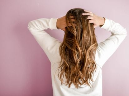 Elegir un producto para cabellos secos es esencial para recuperar el brillo y la suavidad perdidas.