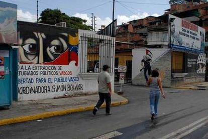 Pintada a favor de ETA, en un barrio de Caracas, en la que se pide libertad para el pueblo vasco y se muestra rechazo a la extradición de etarras.