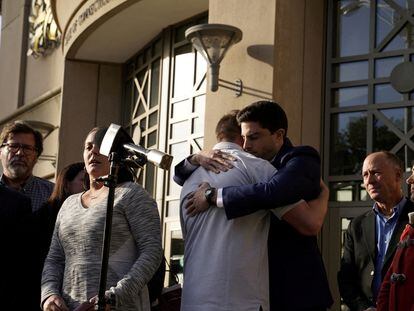 Los padres de dos de las víctimas del tiroteo de Sandy Hook se abrazaban el miércoles tras conocer el fallo contra Jones, en Waterbury (Connecticut).