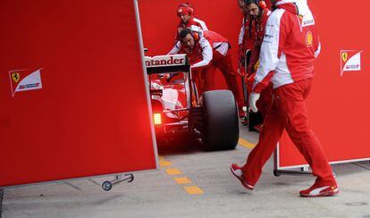 El piloto alemán Sebastian Vettel, del equipo Ferrari, tras terminar la segunda jornada del test en Jerez.