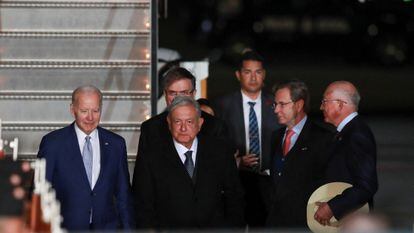Joe Biden y Andrés Manuel López Obrador a su llegada en el Aeropuerto Felipe Ángeles.