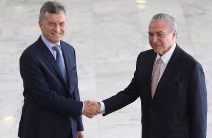 Los presidentes de Argentina y Brasil se dan la mano en un encuentro reciente.