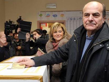 El candidato del Partido Democrático, Pier Luigi Bersani, deposita su voto el sábado, en un colegio de Piacenza.