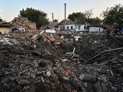 Zona residencial de la localidad ucrania de Chaplino, destruida ayer por un ataque ruso con misiles.