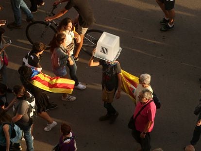 Un manifestante sostiene una urna como las que se utilizaron en el referéndum del 1 de octubre, durante una movilización de 2018.