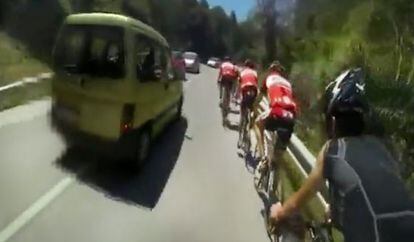 Captura del v&iacute;deo que recoge el momento en el que la conductora adelant&oacute; a los ciclistas.