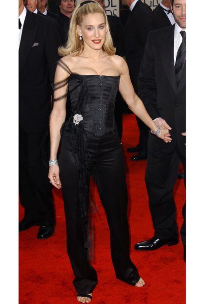 Aquí tienen a Sarah Jessica Parker intentando ser Madonna en la ceremonia de 2003 con un corsé y un pantalón del que seguro se arrepiente.
