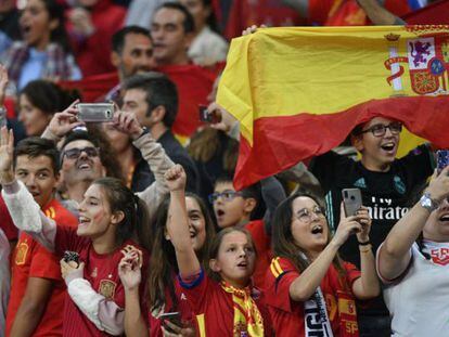 Aficionados españoles antes de empezar un partido.