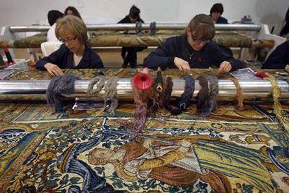 Restauración de piezas en la Real Fábrica de Tapices de Madrid.