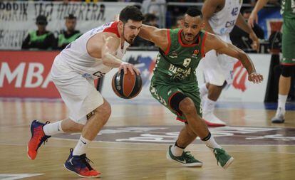 De Colo conduce el balón en presencia de Hanga.