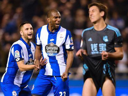 Ryan Babel celebra uno de los goles del Deportivo ante la desesperaci&oacute;n de Oyarzabal.