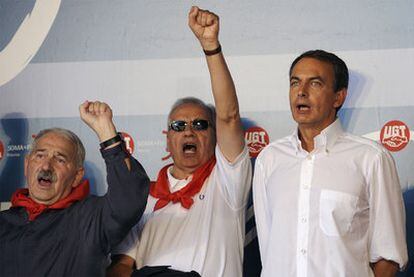 Zapatero, en Rodiezmo en septiembre de 2009, junto a Alfonso Guerra (centro) y José Ángel Fernández Villa, del sindicato minero de UGT.