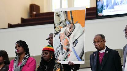 Familiares y simpatizantes de la causa de Tyre Nichols sostienen una foto del joven en el hospital, en una conferencia de prensa el lunes en Memphis.