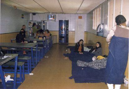 Sala de estancia de las mujeres internas en el CIE de Aluche (Madrid)