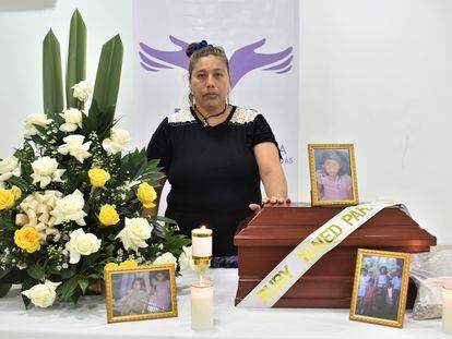 Yolanda Pardo durante la entrega del cofre y los restos de su hermana, Ruby Pardo, a quién buscó durante 34 años.