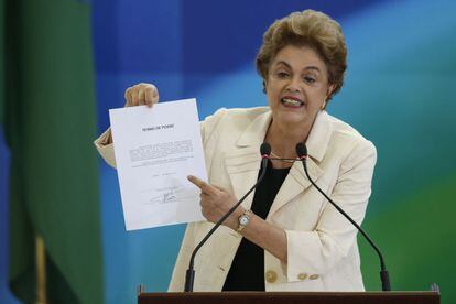 Dilma Rousseff, muestra el acta de ministro de Lula.