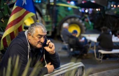 Un ciudadano cerca de los tractores aparcados en el centro de Barcelona.