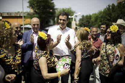 Pedro Sánchez, candidato por el PSOE, en un acto electoral con personas mayores en Córdoba, el 24 de mayo de 2016.