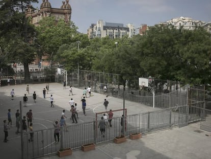 Alumnos en el patio de un instituto de Barcelona.