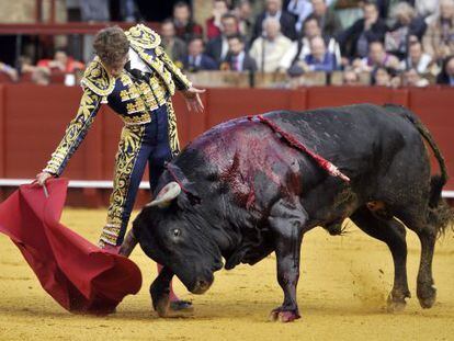 El Diestro de Gerena, Manuel Escribano, con su primer toro, durante la corrida de toros de Domingo de Resurrecci&oacute;n.