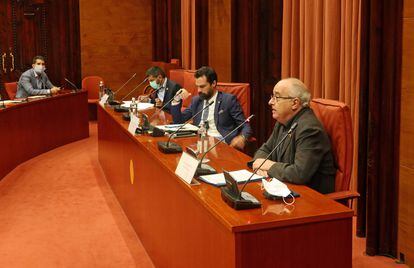 Los consejeros de Asuntos Sociales, Chakir El Homrani (i) y de Educación, Josep Bargalló (d), en el Parlament.