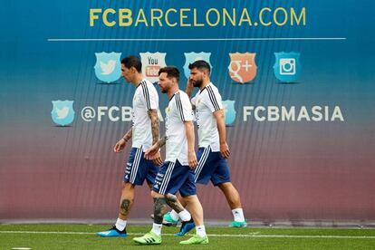 Ángel Di María , Leo Messi y Sergio Aguero (d), durante el entrenamiento del seleccionado argentino en la ciudad deportiva del FC Barcelona.