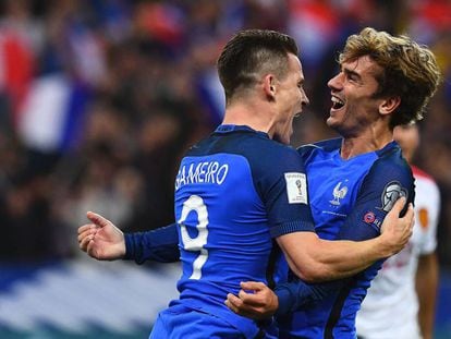 Gameiro y Griezmann celebran un gol a Bulgaria.