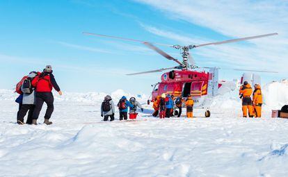 Momento del rescate de la tripulación del barco ruso MV Akademik Shokalskiy atrapado en la Antártida.