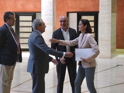 La ministra de Industria, Reyes Maroto, saluda al consejero andaluz de Transformación Económica, Rogelio Velasco, en presencia del presidente de Abenewco 1, Juan Pablo López-Bravo (i) y el alcalde de Sevilla, Antonio Muñoz, antes de reunirse para tratar sobre el futuro de Abengoa.