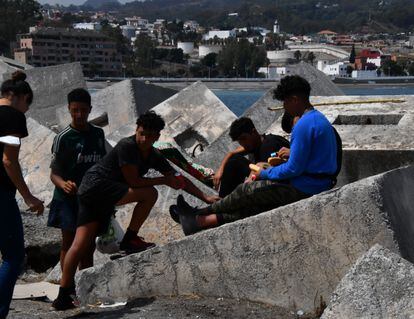 Menores en la escollera portuaria de Ceuta, en agosto del año pasado.