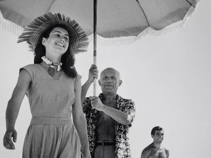 'Françoise Gilot seguida de Picasso, con parasol', de Robert Capa (1948).