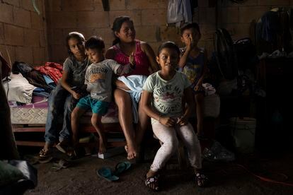 María López, de 29 años, llegó de Chiapas a Tulum hace tres semanas, vive con sus hijos Ceci 6, Erik 4, Lucy 8 y Pedro 7.